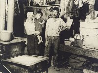 Stambena bijeda u Zagrebu 1924. godine. Stan u baraci na Žitnjaku (Zbirka Vladimira Ćepulića, HMMF-2605)